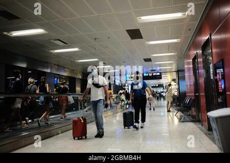 Istanbul, Turchia. 04 agosto 2021. I passeggeri che indossano maschere facciali protettive camminano con i loro bagagli all'Aeroporto Internazionale Sabiha Gokcen in mezzo alla pandemia del coronavirus (COVID-19) a Istanbul, Turchia, mercoledì 4 agosto 2021. (Foto di Ilker Eray/GochreImagery/Sipa USA) Credit: Sipa USA/Alamy Live News Foto Stock