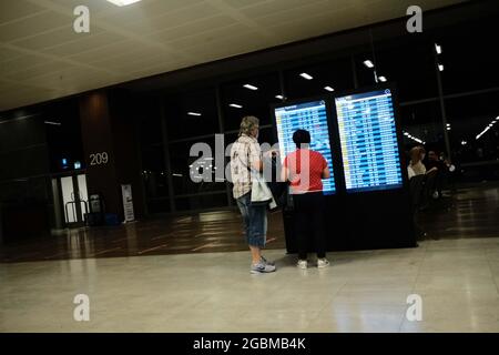 Istanbul, Turchia. 04 agosto 2021. I passeggeri controllano un cartello con le informazioni del cancello all'aeroporto internazionale Sabiha Gokcen in mezzo alla pandemia del coronavirus (COVID-19) a Istanbul, Turchia, mercoledì 4 agosto 2021. (Foto di Ilker Eray/GochreImagery/Sipa USA) Credit: Sipa USA/Alamy Live News Foto Stock