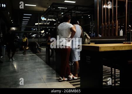 Istanbul, Turchia. 04 agosto 2021. I passeggeri attendono presso un ristorante dell'aeroporto internazionale Sabiha Gokcen in mezzo alla pandemia del coronavirus (COVID-19) a Istanbul, Turchia, mercoledì 4 agosto 2021. (Foto di Ilker Eray/GochreImagery/Sipa USA) Credit: Sipa USA/Alamy Live News Foto Stock