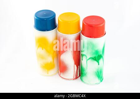 Tre lattine colorate di vernice spray su sfondo bianco. Inventario di Graffiti - primo piano Foto Stock