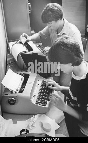 Austin, Texas USA, circa 1980: Studenti di giornalismo delle scuole superiori che scrivono storie su macchine da scrivere IBM Selectric. ©Bob Daemmrich Foto Stock