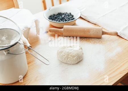Processo di produzione di vareniki dolci con frutti di bosco tradizionale ucraino alimentare Foto Stock