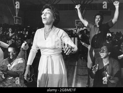 Austin Texas USA, circa 1988: I fan sono sormontare con emozione durante l'esecuzione del cantante gospel Shirley Caesar (non illustrato). ©Bob Daemmrich Foto Stock