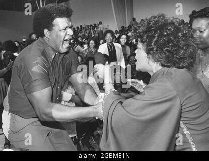 Austin, Texas USA,1988: Il cantante dei Gospel Shirley Caesar scuote le mani con un fan emozionale durante lo spettacolo in un luogo pieno. ©Bob Daemmrich Foto Stock