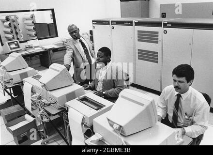 Austin, Texas USA,1990: Gli addetti all'immissione dei dati scrivono le informazioni nei computer di fronte a una banca di server presso il data center regionale del censimento degli Stati Uniti ad Austin. ©Bob Daemmrich Foto Stock