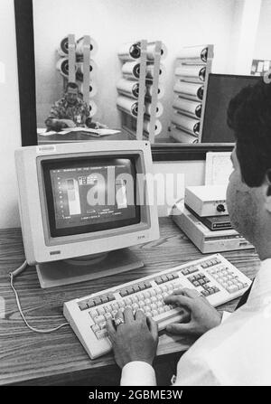 Austin, Texas USA,1990: L'addetto all'immissione dei dati digita le informazioni nel computer presso l'ufficio di elaborazione regionale del censimento degli Stati Uniti ad Austin. ©Bob Daemmrich Foto Stock