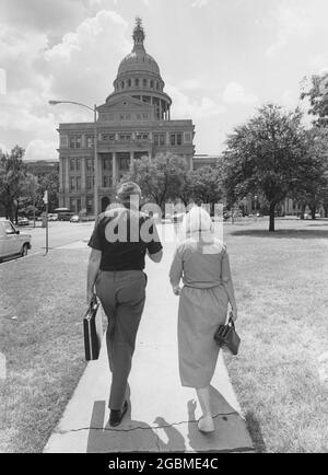 Austin, Texas USA, circa 1991: I lobbisti maschili e femminili camminano verso il Campidoglio del Texas per incontrare i legislatori durante la sessione legislativa. ©Bob Daemmrich Foto Stock