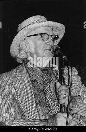 Austin, Texas USA, circa 1984: Il cantante Kenneth Threadgill si accoccola nel microfono mentre si esibisce. Foto Stock