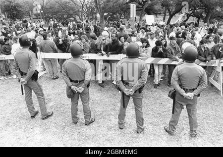 Austin Texas USA, 1983: Durante una marcia Ku Klux Klan nel centro di Austin, Texas Department of Public Safety Troopers proteggere il Texas Capitol da manifestanti anti anti-KKK. ©Bob Daemmrich Foto Stock