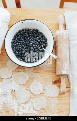 Processo di produzione di vareniki dolci con frutti di bosco tradizionale ucraino alimentare Foto Stock