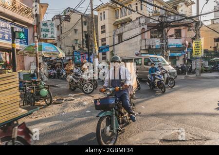 Traffico di punta occupato in Vietnam. Ho Chi Minh, Vietnam - 19 marzo 2020 Foto Stock