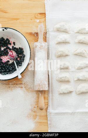 Processo di produzione di vareniki dolci con frutti di bosco tradizionale ucraino alimentare Foto Stock