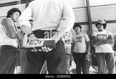 Port Isabel, Texas USA, circa1989: Immigrati maschi non documentati, per la maggior parte provenienti dal Messico, presso il centro di detenzione del Texas meridionale. ©Bob Daemmrich Foto Stock