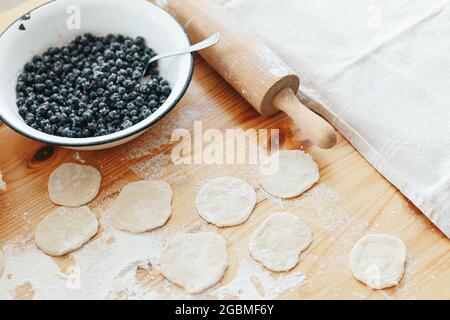 Processo di produzione di vareniki dolci con frutti di bosco tradizionale ucraino alimentare Foto Stock
