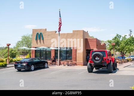 Ristorante McDonald's con archi blu a Sedona, Arizona Foto Stock