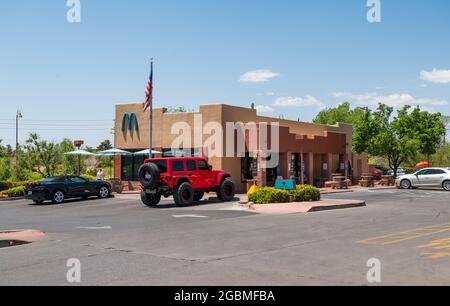 Ristorante McDonald's con archi blu a Sedona, Arizona, con archi blu Foto Stock