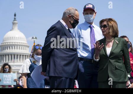 Washington, Stati Uniti. 04 agosto 2021. Il leader della maggioranza del Senato, Chuck Schumer (D-NY) e il portavoce della Camera degli Stati Uniti, Nancy Pelosi (D-CA), parlano durante una conferenza stampa a sostegno del congedo familiare retribuito al di fuori del Campidoglio degli Stati Uniti a Washington DC, mercoledì 4 agosto 2021. Il congedo pagato per tutta la campagna ha organizzato l'evento come parte della loro Care Can't Wait tour in autobus. Foto di Sarah Silbiger/UPI Credit: UPI/Alamy Live News Foto Stock