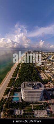 Miami Beach, FL, USA - 1 agosto 2021: Panorama verticale aereo 8701 Collins Avenue Condominium e North Beach Oceanside Park Miami FL Foto Stock