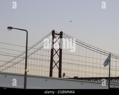 Lisboa, Lisboa Portogallo. 4 agosto 2021. (INT) circolazione dei trasporti pubblici a Lisbona. 4 agosto 2021, Lisbona, Portogallo: Movimento nei trasporti pubblici tra Piazza Comercio e il quartiere di Belem, a Lisbona, mercoledì (4), in mezzo alla pandemia di Coronavirus. (Credit Image: © Edson De Souza/TheNEWS2 via ZUMA Press Wire) Foto Stock