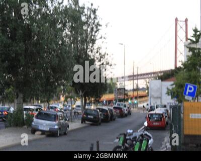 Lisboa, Lisboa Portogallo. 4 agosto 2021. (INT) circolazione dei trasporti pubblici a Lisbona. 4 agosto 2021, Lisbona, Portogallo: Movimento nei trasporti pubblici tra Piazza Comercio e il quartiere di Belem, a Lisbona, mercoledì (4), in mezzo alla pandemia di Coronavirus. (Credit Image: © Edson De Souza/TheNEWS2 via ZUMA Press Wire) Foto Stock