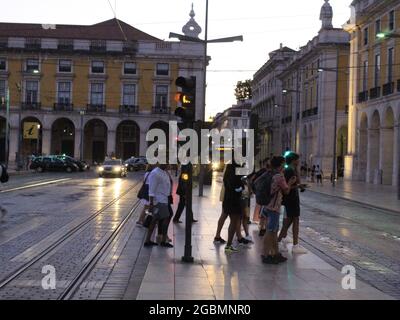 Lisboa, Lisboa Portogallo. 4 agosto 2021. (INT) circolazione dei trasporti pubblici a Lisbona. 4 agosto 2021, Lisbona, Portogallo: Movimento nei trasporti pubblici tra Piazza Comercio e il quartiere di Belem, a Lisbona, mercoledì (4), in mezzo alla pandemia di Coronavirus. (Credit Image: © Edson De Souza/TheNEWS2 via ZUMA Press Wire) Foto Stock