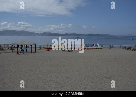 SANXENXO, SPAGNA - Jul 13, 2021: Spiaggia a Sangenjo, città spagnola e comune della Galizia Foto Stock