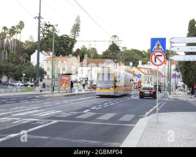 Lisboa, Lisboa Portogallo. 4 agosto 2021. (INT) circolazione dei trasporti pubblici a Lisbona. 4 agosto 2021, Lisbona, Portogallo: Movimento nei trasporti pubblici tra Piazza Comercio e il quartiere di Belem, a Lisbona, mercoledì (4), in mezzo alla pandemia di Coronavirus. (Credit Image: © Edson De Souza/TheNEWS2 via ZUMA Press Wire) Foto Stock