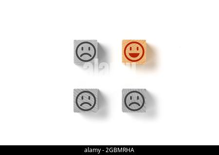 Concetto dei volti emoticon. Bianco e nero triste. A colori è felice. Quello, eleggere il meglio. Foto Stock
