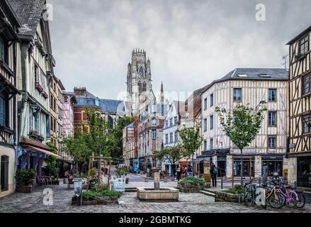 Rouen, Francia, ottobre 2020, Place du Lieutenant Auber una piazza acciottolata con case medievali a graticcio nel centro pedonale della città Foto Stock