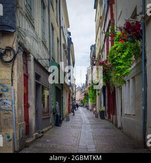 Rouen, Francia, ottobre 2020, strada acciottolata nel centro della città Foto Stock