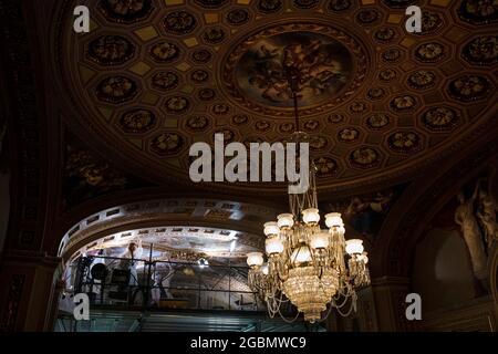 Washington, Stati di Vereinigte. 04 agosto 2021. I lavoratori restaurano le opere d'arte sul soffitto della Sala di ricevimento del Senato presso il Campidoglio degli Stati Uniti a Washington, DC, mercoledì 4 agosto 2021. Credit: Rod Lamkey/CNP/dpa/Alamy Live News Foto Stock