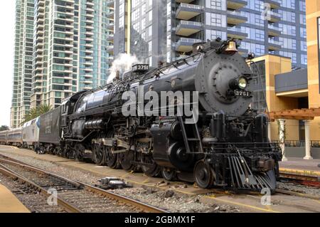 3751 locomotiva a vapore pronta per la partenza presso il deposito di Santa Fe a San Diego Foto Stock