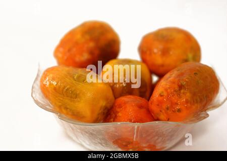 Frutta fresca pelata di pera di pollo in un recipiente di vetro trasparente isolato su sfondo bianco, fuoco selettivo, Opuntia, comunemente chiamato pera di pollo Foto Stock
