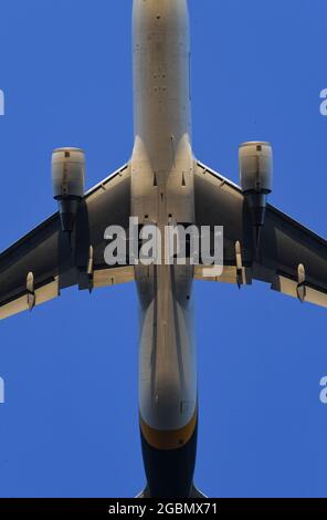 UPS 767 Freighter decollo dall'aeroporto internazionale di San Diego Foto Stock