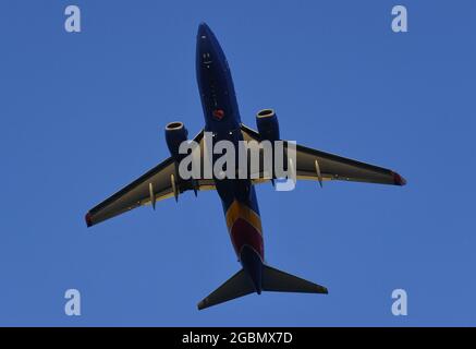 La Southwest Airlines 737-700 parte dall'aeroporto internazionale di San Diego Foto Stock