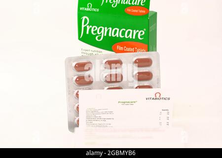 Compresse rivestite con film di Pregnacare con l'equilibrio di vitamine e minerali necessari durante la gravidanza per una madre sana e bambino, integratore alimentare Foto Stock