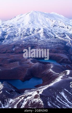 Il Monte Ruapehu e i Laghi di Tama sono visti dalla cima del Monte Ngaruhoe, il Parco Nazionale di Tongariro, Nuova Zelanda Foto Stock