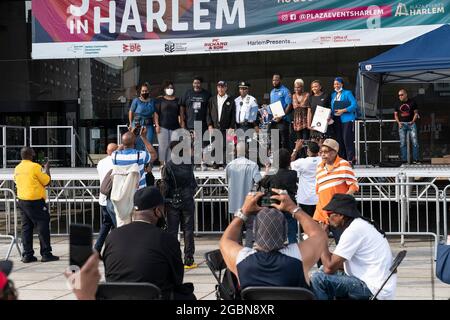 New York, Stati Uniti. 3 agosto 2021. Il rappresentante degli Stati Uniti Adriano Espaillat e altri funzionari sul palco durante la notte nazionale contro la violenza sulle armi ad Harlem. Varie organizzazioni si sono unite agli ufficiali della comunità di polizia per inviare un messaggio contro la violenza delle armi nelle strade della città. Ci sono stati servizi per aiutare i giovani ad ottenere posti di lavoro dignitosi a pagamento, tende mediche per essere testato per l'HIV e COVID-19, per ottenere la vaccinazione COVID-19, ci sono stati l'offerta di cibo gratuito. (Foto di Lev Radin/Pacific Press) Credit: Pacific Press Media Production Corp./Alamy Live News Foto Stock