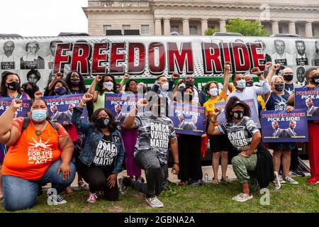 Washington, DC, USA, 4 agosto 2021. Nella foto: Cliff Albright (al centro), co-fondatore della materia Black elettori, scatta una foto con i legislatori statali di tutto il paese di fronte al bus Freedom Ride della BVM al Black votes Matter March. La protesta è stata uno sforzo per esercitare pressioni sul presidente Biden affinché "prenda una parte", la continuazione del filibuster o la tutela dei diritti di voto. Credit: Alison Bailey / Alamy Live News Foto Stock