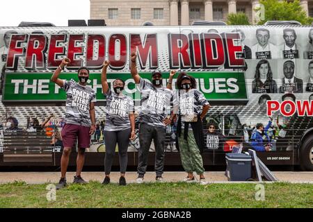 Washington, DC, USA, 4 agosto 2021. Nella foto: Cliff Albright (secondo da destra), co-fondatore della materia Black elettori, e sostenitori fare una foto di fronte al bus dell'organizzazione prima dell'inizio della marcia Black elettori. La protesta è stata uno sforzo per esercitare pressioni sul presidente Biden affinché "prenda una parte", la continuazione del filibuster o la tutela dei diritti di voto. Credit: Alison Bailey / Alamy Live News Foto Stock