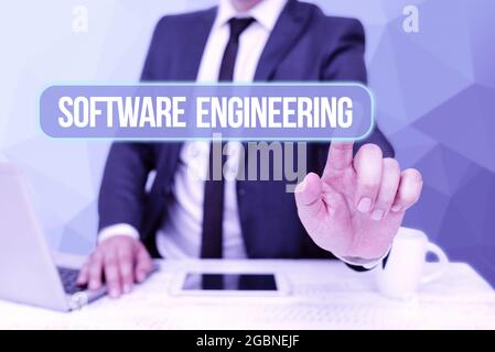 Didascalia di testo che presenta la progettazione software. L'approccio aziendale applica l'ingegneria allo sviluppo di software Bussiness Man sitting Desk laptop e. Foto Stock