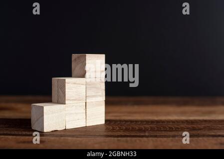 Fock up cubo di legno impilato su un tavolo. Concetto di miglioramento Foto Stock