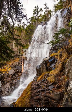 Vista naturale di Cascada de Ratera nella foresta di Lleida in Spagna Foto Stock