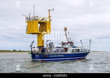 Nordsee, Germania. 22 luglio 2021. La nave di ricerca Otzum naviga tra Neuharlingersiel e Spiekeroog. Il progetto 'Gute Küste' delle università di Hannover, Oldenburg e Braunschweig mira a indagare su come la protezione costiera e la protezione degli ecosistemi possano essere riconciliate e funzionare anche a lungo termine. I ricercatori utilizzano i cosiddetti laboratori reali per questo scopo. Credit: Sina Schuldt/dpa/Alamy Live News Foto Stock
