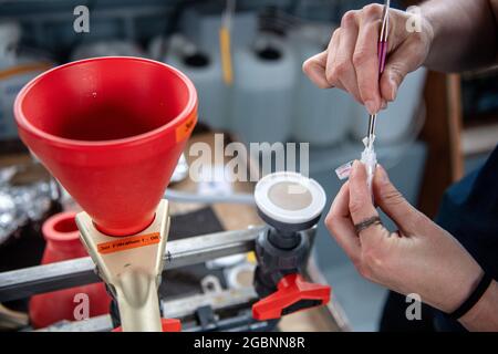 Nordsee, Germania. 22 luglio 2021. I campioni d'acqua vengono trattati a bordo del vaso di ricerca "Otzum". Il progetto 'Gute Küste' delle Università di Hannover, Oldenburg e Braunschweig mira a indagare su come la protezione costiera e la protezione degli ecosistemi possano essere riconciliate e funzionare anche a lungo termine. A tal fine, i ricercatori utilizzano i cosiddetti laboratori reali. (A dpa 'la natura come alleato: I ricercatori testano la protezione costiera di domani') Credit: Sina Schuldt/dpa/Alamy Live News Foto Stock