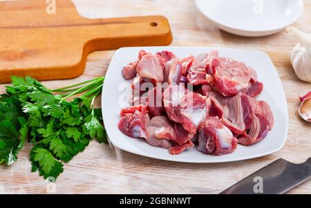 Gizzards crudi di pollo con spezie ed erbe Foto Stock