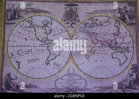 Primo piano di una vecchia illustrazione di una mappa del mondo in due sfere Foto Stock