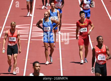 Tokyo, Giappone. 5 agosto 2021. Gli atleti camminano per assistere al caldo maschile 4x100m ai Giochi Olimpici di Tokyo 2020 a Tokyo, Giappone, 5 agosto 2021. Credit: Yibo/Xinhua/Alamy Live News Foto Stock