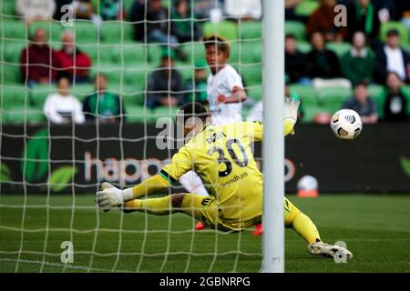 MELBOURNE, AUSTRALIA - 14 MARZO: Ryan Scott della Western United blocca il pallone durante la partita di calcio Hyundai A-League tra la squadra di calcio Western United FC e la squadra di football Brisbane Roar FC il 14 marzo 2021 presso l'AAMI Park di Melbourne, Australia. Credit: Dave Hewison/Speed Media/Alamy Live News Foto Stock