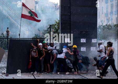 Gli scontri tra dimostranti e forze di sicurezza si verificano nel centro di Beirut, Libano, il 4 agosto 2021, esattamente un anno dopo la famosa esplosione che ha ucciso più di 200 persone e ha ferito migliaia di persone. Foto di Ammar Abd Rabbo/ABACAPRESS.COM Foto Stock